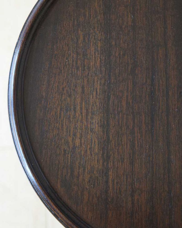 アンティークのテーブル アンティーク家具 どこでも気軽に持ち運びができる、小さな英国アンティークのティーテーブル。近づいて見てみると・・・天板の周りもアンティークらしく美しいデザイン。(k-2122-f)