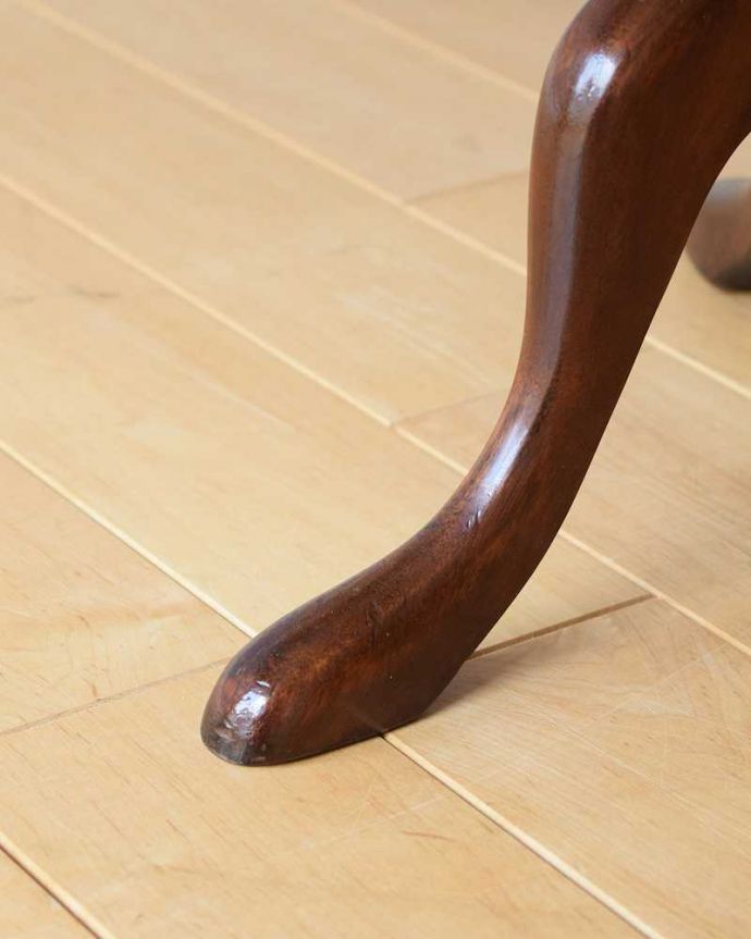 アンティークのテーブル アンティーク家具 どこでも気軽に持ち運びができる、小さな英国アンティークのティーテーブル。Handleの家具の脚の裏には・・・床にキズが付かないよう脚の裏にフェルトキーパーを付けてお届けしています。(k-2122-f)