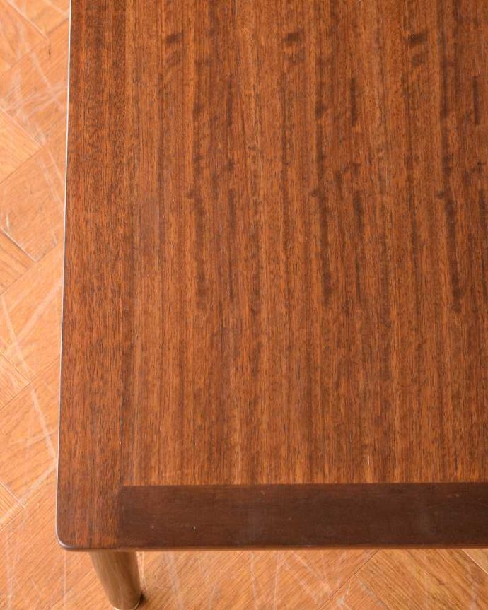 G-PLAN(Gプラン) アンティーク家具 トラー&ブラック(Tola&Black)のヴィンテージ家具、G-planのコーヒーテーブル。近づいて見てみると・・・天板を近くで見て下さい。(k-2123-f)