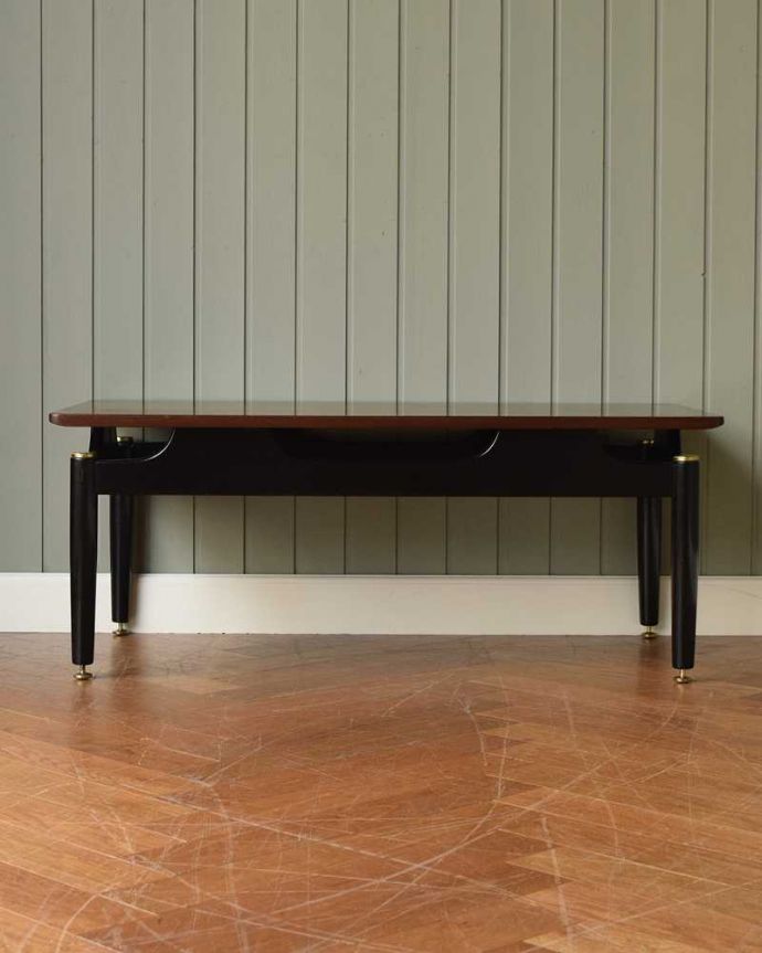 G-PLAN(Gプラン) アンティーク家具 トラー&ブラック(Tola&Black)のヴィンテージ家具、G-planのコーヒーテーブル。360度、どこから見てもカッコいい!アンティークは新品ではないので、もちろん経年変化によるキズはありますが、専門の職人がしっかりお直しをしているので、どの角度から見てもキレイです。(k-2123-f)