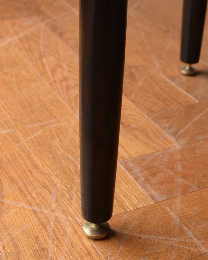 G-PLAN(Gプラン) アンティーク家具 トラー&ブラック(Tola&Black)のヴィンテージ家具、G-planのコーヒーテーブル。持ち上げなくても移動できます!Handleのアンティークは、脚の裏にフェルトキーパーをお付けしていますので、床を滑らせてれば移動が簡単です。(k-2123-f)