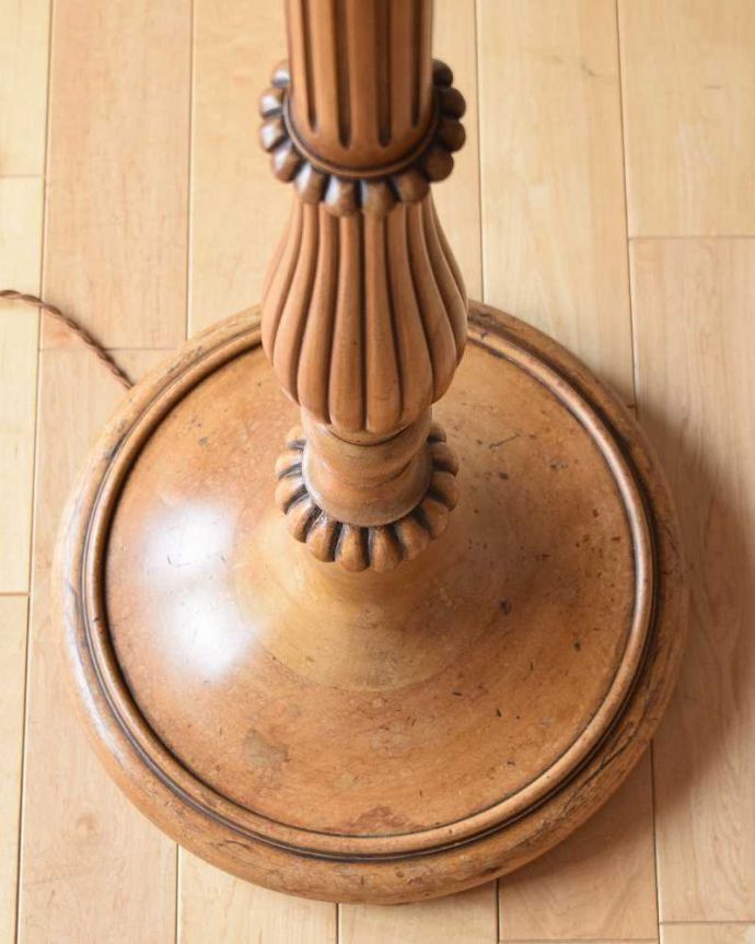 ウォルナット材の色と彫刻が美しい、高級感溢れるアンティークフロア