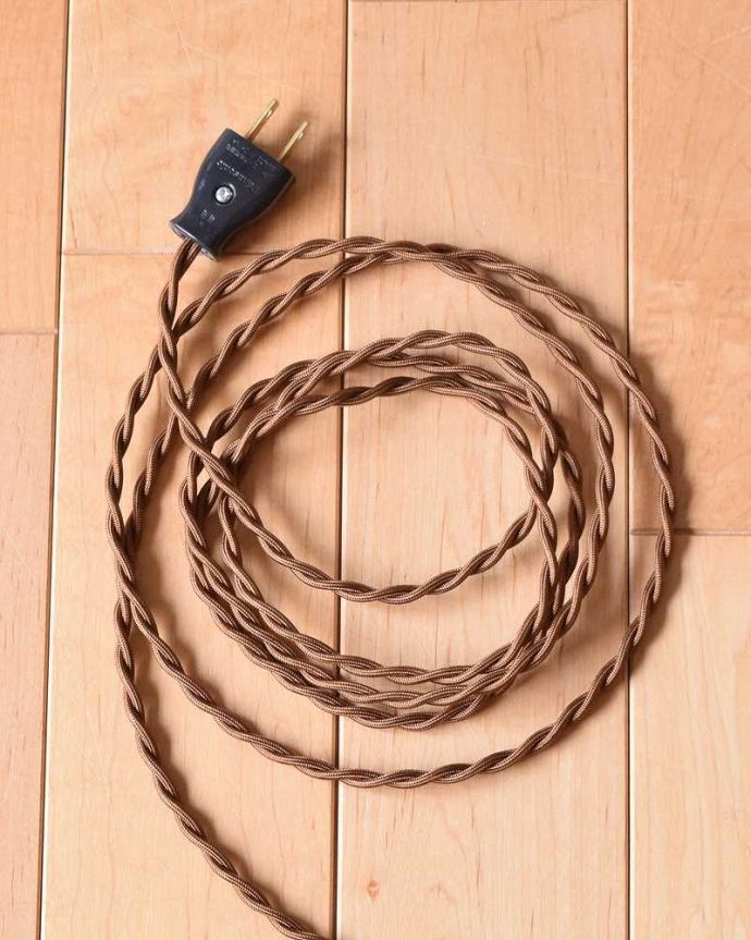 ウォルナット材の色と彫刻が美しい、高級感溢れるアンティークフロア