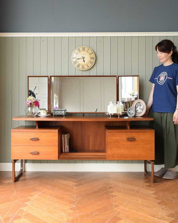 G-PLAN(Gプラン) アンティーク家具 ハイセンスなビンテージ家具、北欧スタイルのG-plan三面鏡ドレッサー(ドレッシングチェスト) 。クールに決まる北欧スタイルのドレッサースッキリとシンプルな北欧スタイルのドレッシングチェストは、どんなお部屋にもカッコよく似合います。(k-2125-f)