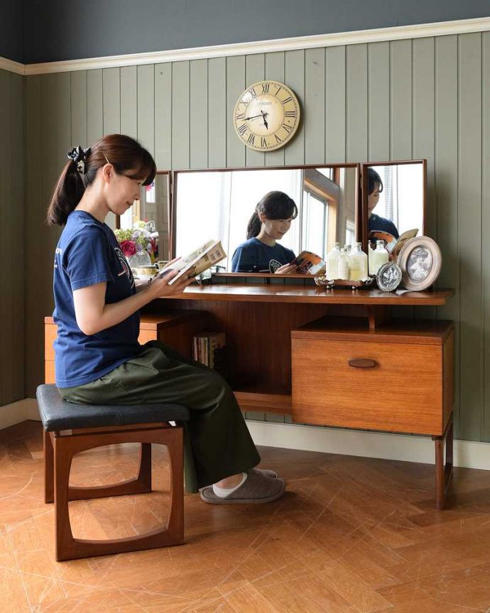 G-PLAN(Gプラン) アンティーク家具 ハイセンスなビンテージ家具、北欧スタイルのG-plan三面鏡ドレッサー(ドレッシングチェスト) 。2WAYで使える便利なドレッサー大きくて広々としている天板は、ドレッサーとして使うだけじゃなくてデスクとしても大活躍。(k-2125-f)