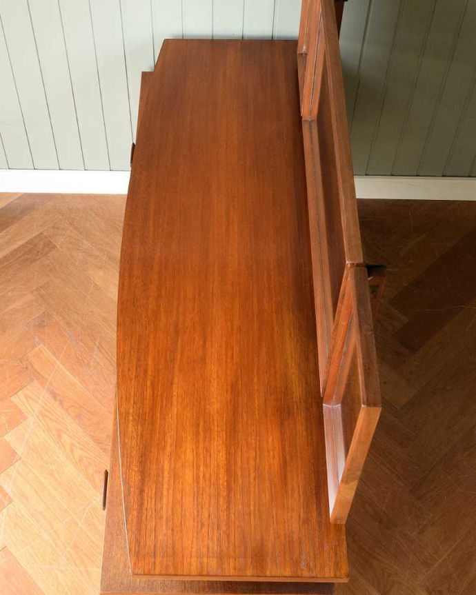 G-PLAN(Gプラン) アンティーク家具 ハイセンスなビンテージ家具、北欧スタイルのG-plan三面鏡ドレッサー(ドレッシングチェスト) 。デスクとしても使える広々天板広々とした天板の上はデスクとしても使えるように塗装もキレイに修復しました。(k-2125-f)