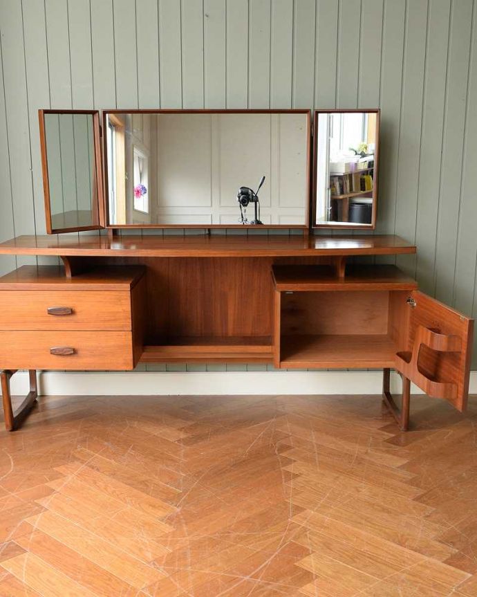 G-PLAN(Gプラン) アンティーク家具 ハイセンスなビンテージ家具、北欧スタイルのG-plan三面鏡ドレッサー(ドレッシングチェスト) 。扉を開けて中を見てみると…職人がキレイに修復したので、扉の中もキレイです。(k-2125-f)