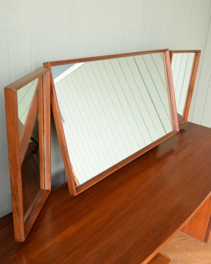 G-PLAN(Gプラン) アンティーク家具 ハイセンスなビンテージ家具、北欧スタイルのG-plan三面鏡ドレッサー(ドレッシングチェスト) 。お部屋を広く見せてくれる大きなミラー大きなミラーは身だしなみを整えるのはもちろん、お部屋を広く見せてくれる効果もあります。(k-2125-f)