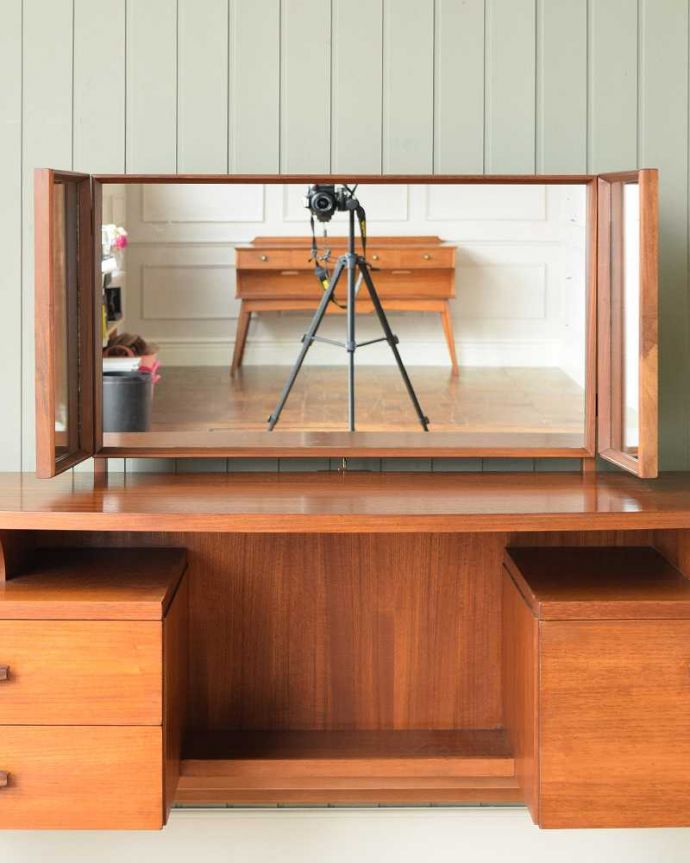 G-PLAN(Gプラン) アンティーク家具 ハイセンスなビンテージ家具、北欧スタイルのG-plan三面鏡ドレッサー(ドレッシングチェスト) 。女子が喜ぶ三面鏡!大きく、美しいカッティングのミラーです。(k-2125-f)