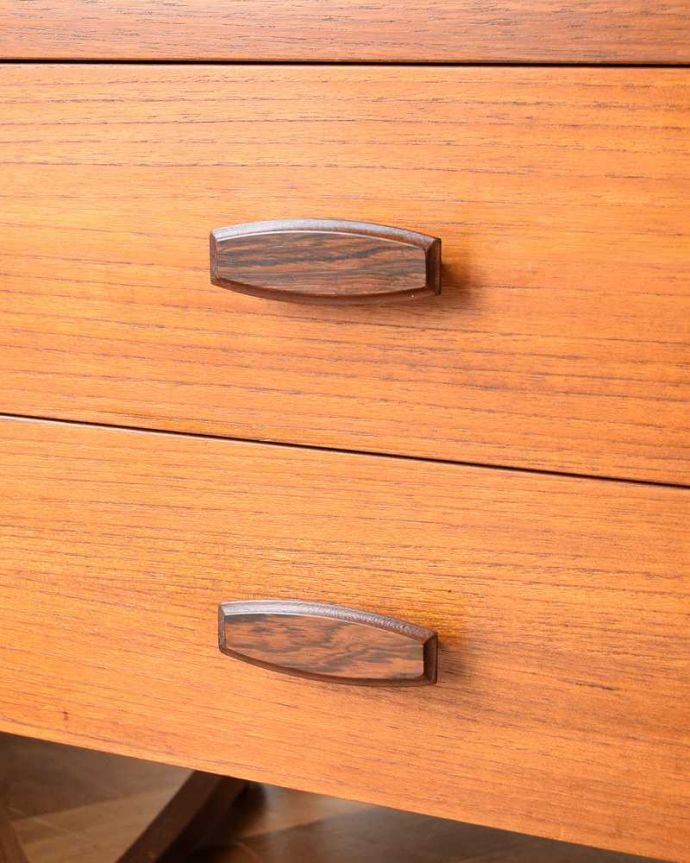 G-PLAN(Gプラン) アンティーク家具 ハイセンスなビンテージ家具、北欧スタイルのG-plan三面鏡ドレッサー(ドレッシングチェスト) 。取っ手もデザインの一部デザインの一部になっているカッコいい取っ手。(k-2125-f)