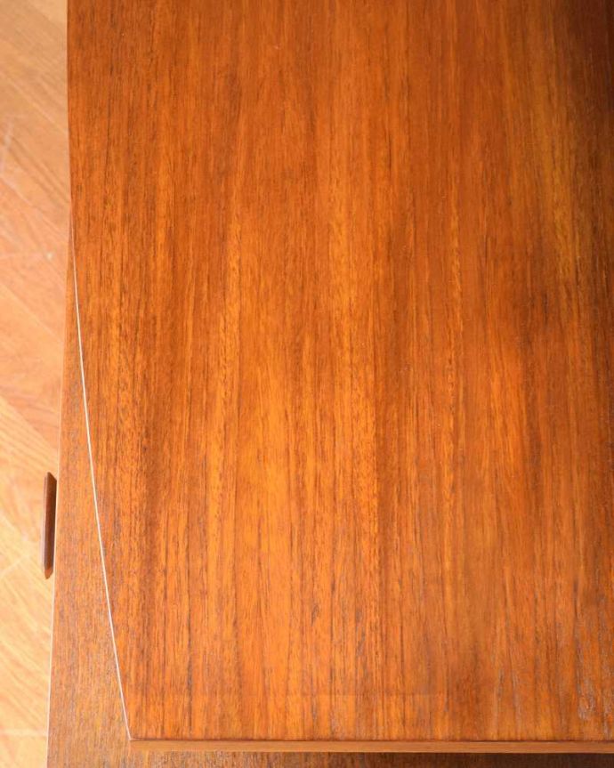 G-PLAN(Gプラン) アンティーク家具 ハイセンスなビンテージ家具、北欧スタイルのG-plan三面鏡ドレッサー(ドレッシングチェスト) 。天板の塗装もキレイに仕上げましたヴィンテージの家具は新品ではないのでキズや汚れはありますが、デスクとしても使えるように天板もしっかりキレイに修復しました。(k-2125-f)