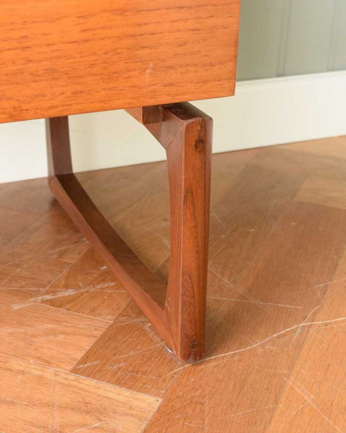 G-PLAN(Gプラン) アンティーク家具 ハイセンスなビンテージ家具、北欧スタイルのG-plan三面鏡ドレッサー(ドレッシングチェスト) 。 女性1人でラクラク運べちゃう仕掛けHandleのアンティークは、脚の裏にフェルトキーパーをお付けしています。(k-2125-f)