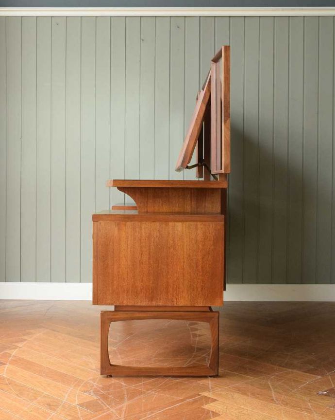 G-PLAN(Gプラン) アンティーク家具 ハイセンスなビンテージ家具、北欧スタイルのG-plan三面鏡ドレッサー(ドレッシングチェスト) 。横から見てもカッコいい北欧スタイルの家具は横から見てもクール。(k-2125-f)