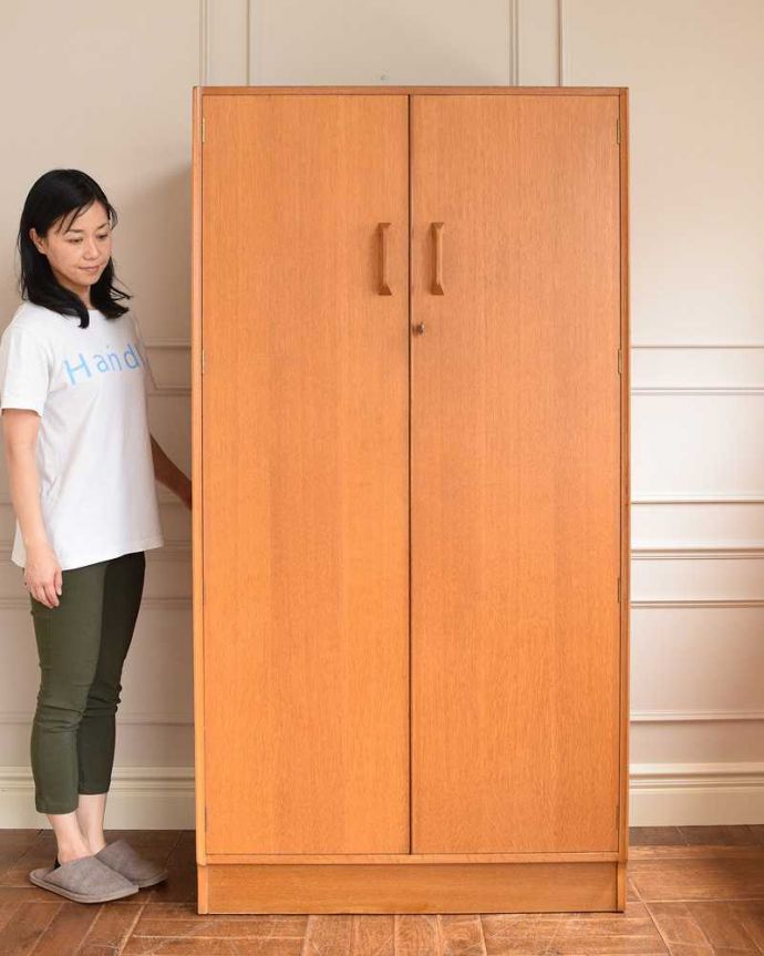 G-PLAN(Gプラン)　アンティーク家具　イギリスから到着、G-planのヴィンテージワードローブ（２枚扉）。クールでカッコいい北欧スタイルのワードローブスッキリとしたデザインのワードローブは、大人気のアイテム。(k-2126-f)