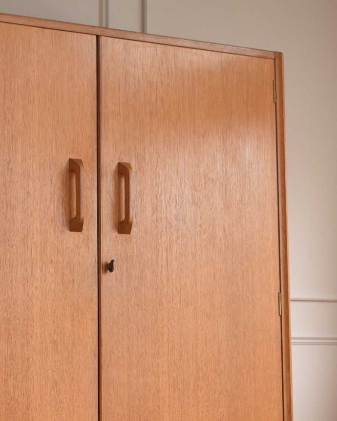 G-PLAN(Gプラン)　アンティーク家具　イギリスから到着、G-planのヴィンテージワードローブ（２枚扉）。アンティークらしい木目が魅力シンプルなデザインだからこそ木目の美しさが際立ちます。(k-2126-f)