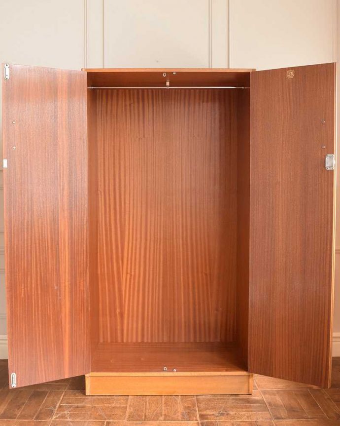 G-PLAN(Gプラン)　アンティーク家具　イギリスから到着、G-planのヴィンテージワードローブ（２枚扉）。扉を開けて中を見ると･･･こんな感じで、たっぷり収納できます。(k-2126-f)