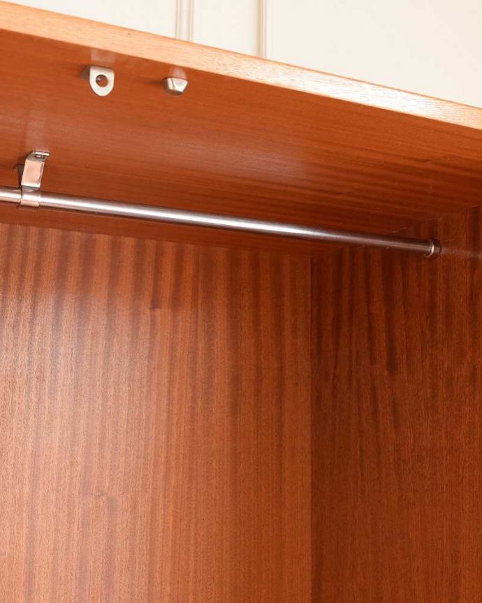 G-PLAN(Gプラン)　アンティーク家具　イギリスから到着、G-planのヴィンテージワードローブ（２枚扉）。お洋服を掛ける場所ポールが付いているので、ここにハンガーを掛けてください。(k-2126-f)