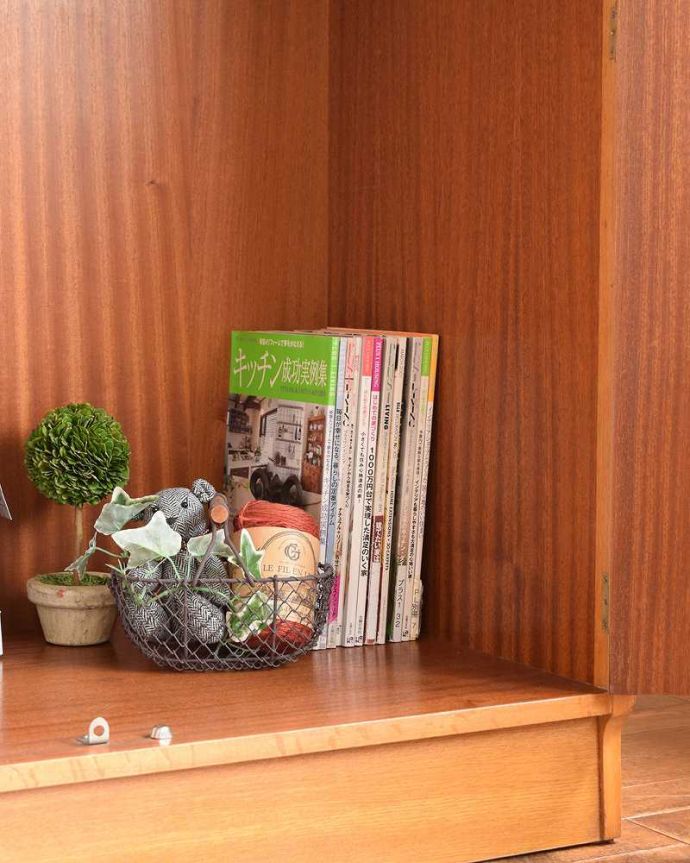 G-PLAN(Gプラン)　アンティーク家具　イギリスから到着、G-planのヴィンテージワードローブ（２枚扉）。扉の中は収納たっぷりA4サイズの雑誌までしっかり収納出来ちゃう大きさ。(k-2126-f)