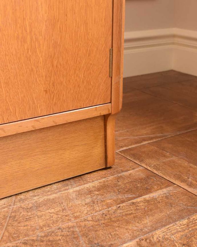 G-PLAN(Gプラン)　アンティーク家具　イギリスから到着、G-planのヴィンテージワードローブ（２枚扉）。女性でも運べちゃう理由は･･･Handleのアンティークは、脚の裏にフェルトキーパーをお付けしていますので、重い家具でも床を滑らせて移動出来ます。(k-2126-f)