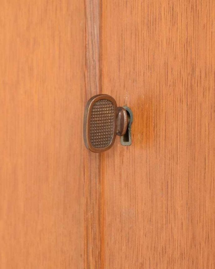 G-PLAN(Gプラン)　アンティーク家具　イギリスから到着、G-planのヴィンテージワードローブ（２枚扉）。小さなパーツにもこだわり現代とは違って良質な素材が使われているのが分かります。(k-2126-f)