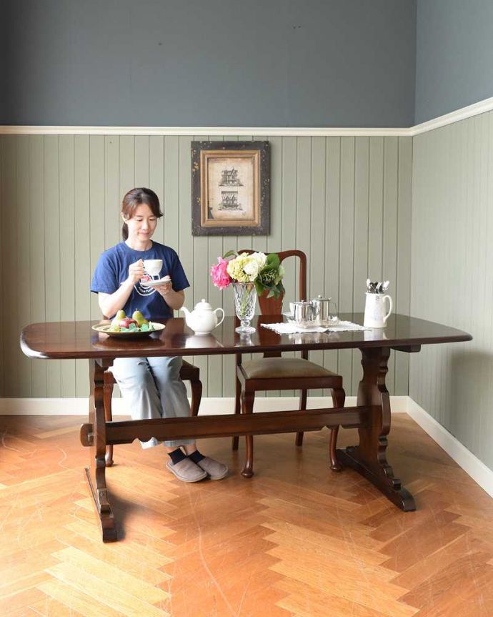 アーコールの家具　アンティーク家具　アーコール社のアンティークダイニングテーブル（リフェクトリーテーブル）。スマートなデザインが人気のヴィンテージテーブルシンプルなデザインだから、どんなインテリアにも似合っちゃう所が人気のヒミツ。(k-2127-f)