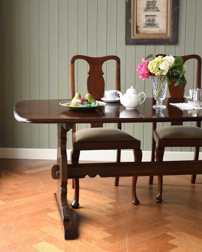 アーコールの家具　アンティーク家具　アーコール社のアンティークダイニングテーブル（リフェクトリーテーブル）。スッキリとカッコイイ脚アーコールの家具って、角の落とし方が独特。(k-2127-f)