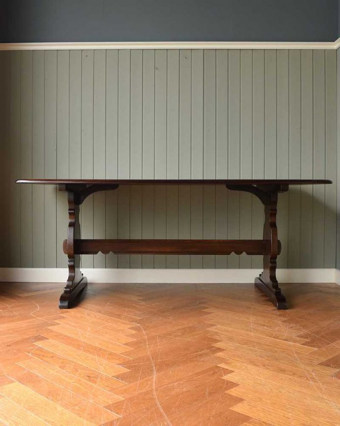 アーコールの家具　アンティーク家具　アーコール社のアンティークダイニングテーブル（リフェクトリーテーブル）。真横から見ると･･･サイドから見てみると、こんな感じで美しいです。(k-2127-f)