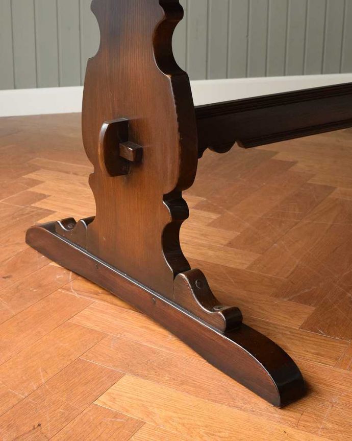 アーコールの家具　アンティーク家具　アーコール社のアンティークダイニングテーブル（リフェクトリーテーブル）。持ち上げなくても移動できます！Handleのアンティークは、脚の裏にフェルトキーパーをお付けしていますので、床を滑らせてれば女性1人でも移動が簡単です。(k-2127-f)