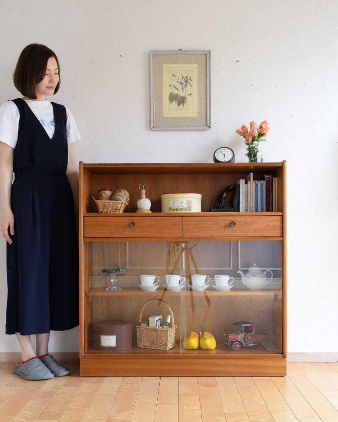 アンティークのキャビネット　アンティーク家具　北欧インテリアのヴィンテージ家具、Nathan（ネイサン）社のキャビネット。シンプルな中に感じられるあたたかさスッキリとカッコイイ雰囲気が人気の北欧スタイルのキャビネット。(k-2128-f)