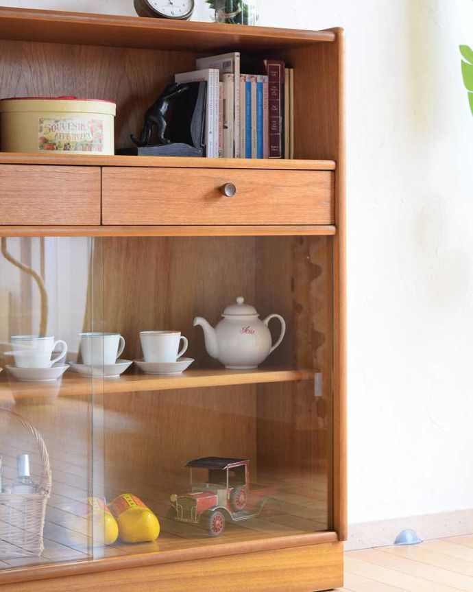 アンティークのキャビネット　アンティーク家具　北欧インテリアのヴィンテージ家具、Nathan（ネイサン）社のキャビネット。ヴィンテージ家具が醸し出すあたたかさ。(k-2128-f)