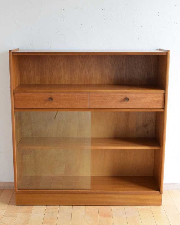 アンティークのキャビネット　アンティーク家具　北欧インテリアのヴィンテージ家具、Nathan（ネイサン）社のキャビネット。慣れ親しんだ引き戸タイプのたっぷり収納扉は日本人の私たち向けに引き戸。(k-2128-f)