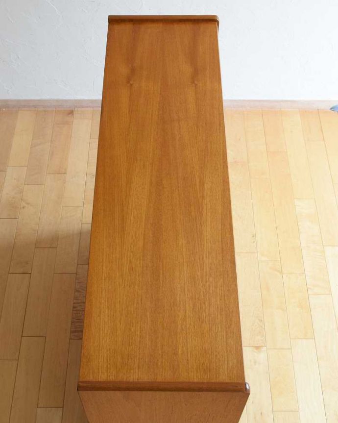 アンティークのキャビネット　アンティーク家具　北欧インテリアのヴィンテージ家具、Nathan（ネイサン）社のキャビネット。天板もキレイに仕上げました。(k-2128-f)