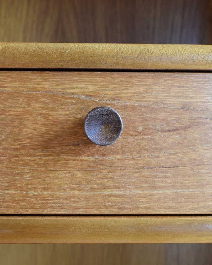 アンティークのキャビネット　アンティーク家具　北欧インテリアのヴィンテージ家具、Nathan（ネイサン）社のキャビネット。こんな所もスタイリッシュ家具に似合うシンプルな取っ手。(k-2128-f)