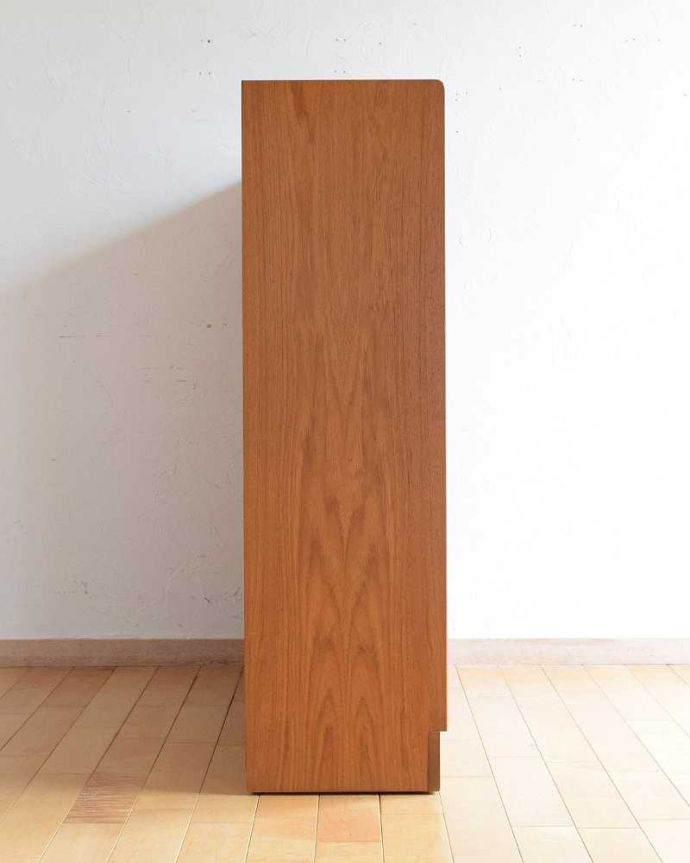 アンティークのキャビネット　アンティーク家具　北欧インテリアのヴィンテージ家具、Nathan（ネイサン）社のキャビネット。横から見てもスッキリどこから見てもスッキリとしてステキなヴィンテージ家具。(k-2128-f)