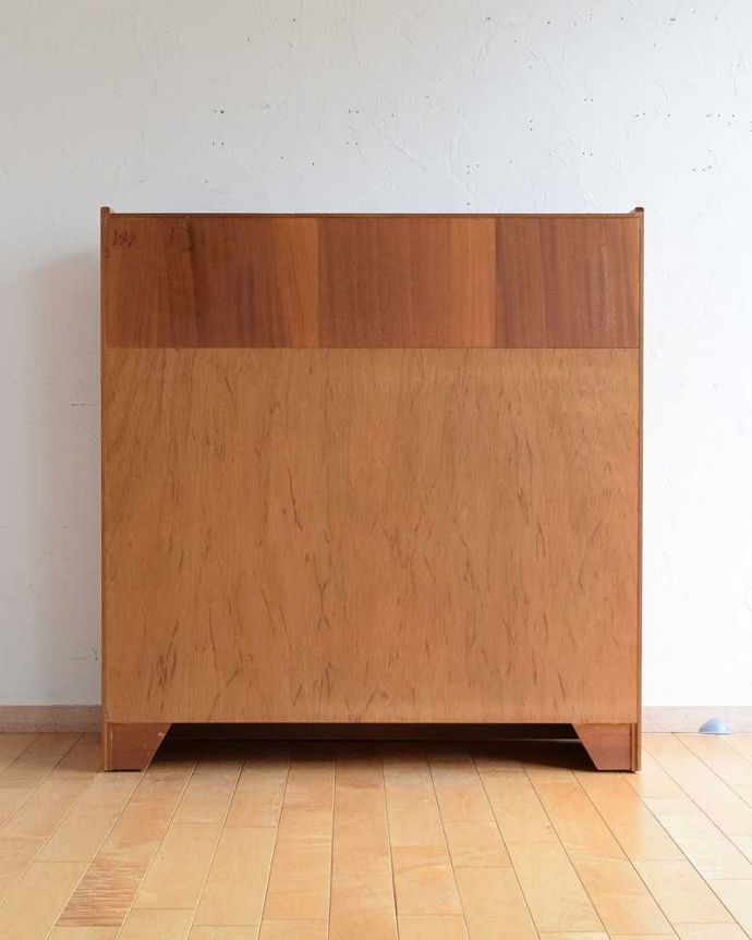 アンティークのキャビネット　アンティーク家具　北欧インテリアのヴィンテージ家具、Nathan（ネイサン）社のキャビネット。後ろ姿もキレイですビンテージは新品ではないので、もちろん経年変化によるキズはあります。(k-2128-f)