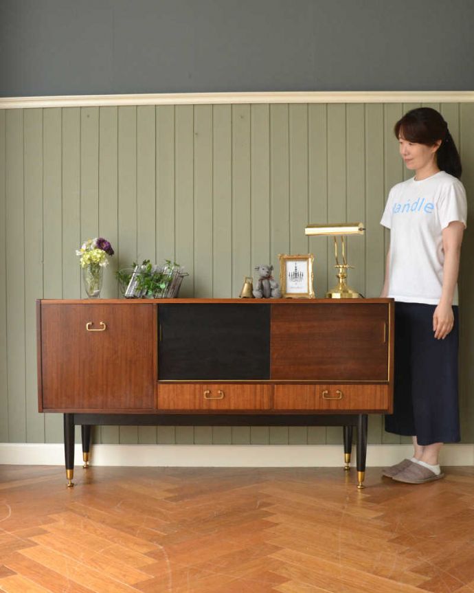 G-PLAN(Gプラン) アンティーク家具 お洒落なトラー&ブラックのヴィンテージサイドボード(G-plan)。人気のヒミツは北欧スタイルのデザインやっぱりスッキリとカッコイイ北欧デザインが人気のサイドボード。(k-2129-f)