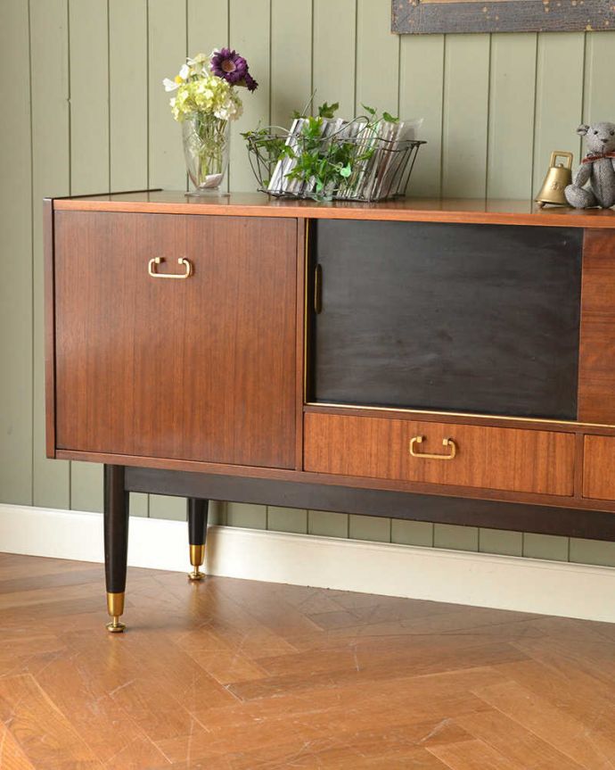 G-PLAN(Gプラン) アンティーク家具 お洒落なトラー&ブラックのヴィンテージサイドボード(G-plan)。ヴィンテージ家具らしいあたたかさ。(k-2129-f)