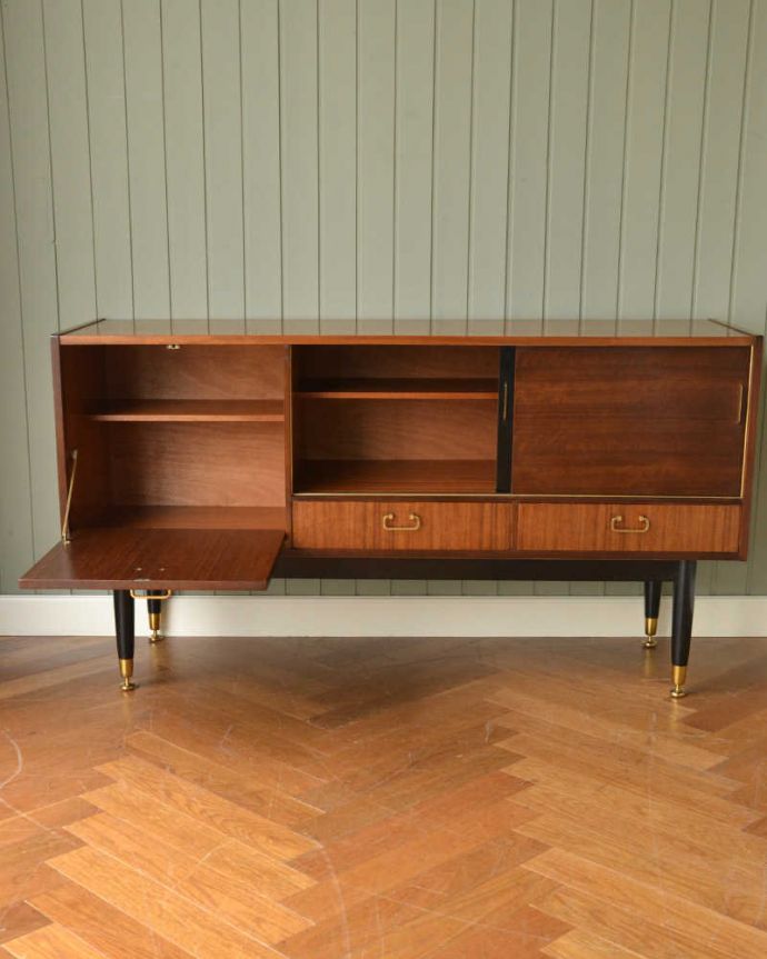 G-PLAN(Gプラン) アンティーク家具 お洒落なトラー&ブラックのヴィンテージサイドボード(G-plan)。扉の奥はたっぷり収納扉を開けると、中にはたっぷりの収納。(k-2129-f)