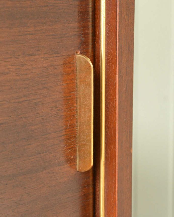 G-PLAN(Gプラン) アンティーク家具 お洒落なトラー&ブラックのヴィンテージサイドボード(G-plan)。扉の木目があたたかさを演出クールなデザインなのに、なんだかほっとするあたたかさ。(k-2129-f)