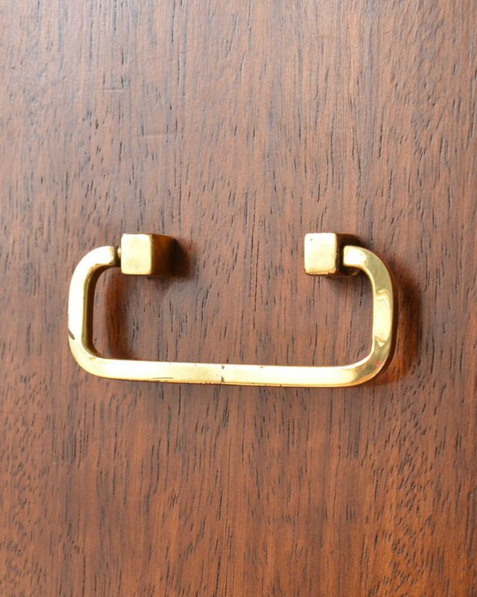 G-PLAN(Gプラン) アンティーク家具 お洒落なトラー&ブラックのヴィンテージサイドボード(G-plan)。デザインの一部になっている取っ手取っ手のデザインもシンプルかつ機能的に。(k-2129-f)