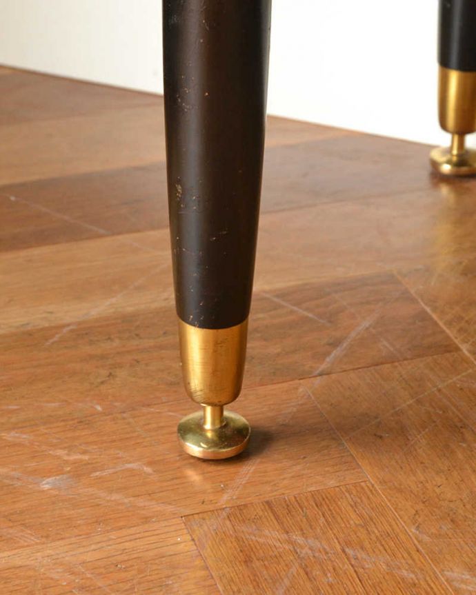 G-PLAN(Gプラン) アンティーク家具 お洒落なトラー&ブラックのヴィンテージサイドボード(G-plan)。スッキリとした脚の裏には…Handleの家具の脚裏にはフェルトキーパーをお付けしています。(k-2129-f)