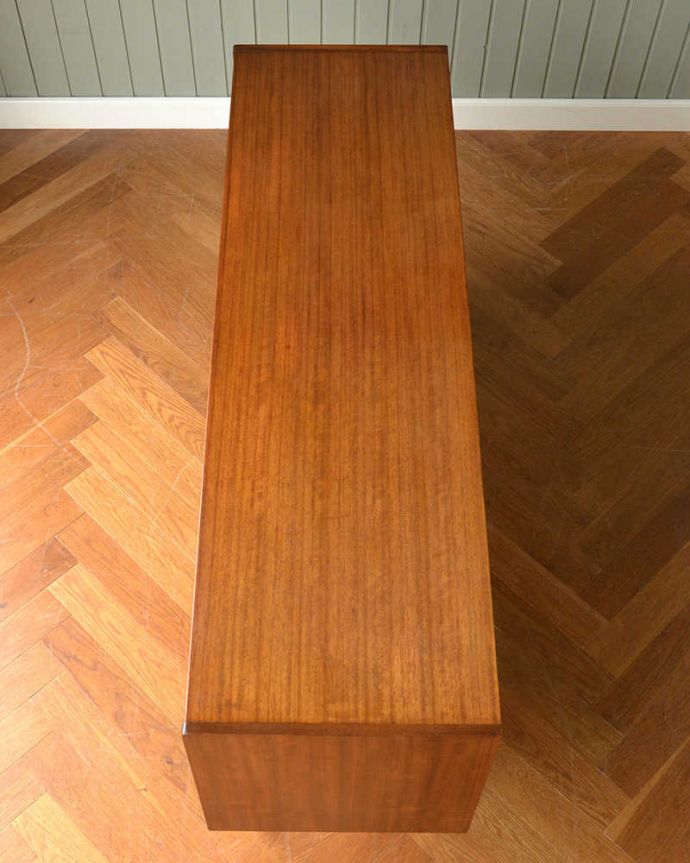 G-PLAN(Gプラン) アンティーク家具 お洒落なトラー&ブラックのヴィンテージサイドボード(G-plan)。天板の塗装もキレイに仕上げましたヴィンテージの家具は修復方法が様々。(k-2129-f)