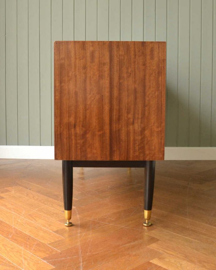 G-PLAN(Gプラン) アンティーク家具 お洒落なトラー&ブラックのヴィンテージサイドボード(G-plan)。横から見てもスッキリどこから見てもスッキリとしてステキなヴィンテージ。(k-2129-f)