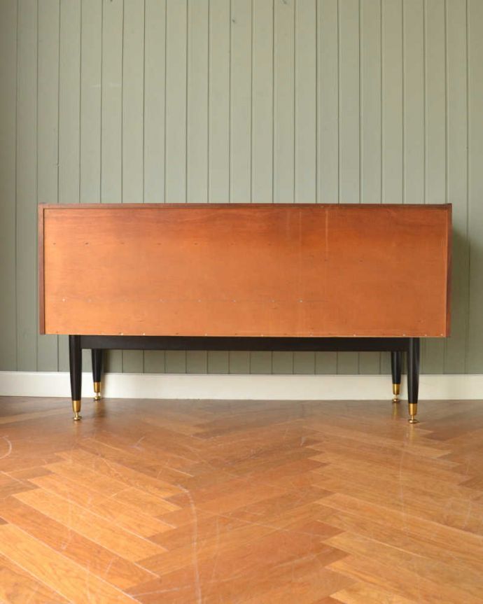 G-PLAN(Gプラン) アンティーク家具 お洒落なトラー&ブラックのヴィンテージサイドボード(G-plan)。もちろん後ろ姿もキレイですビンテージは新品ではないので、もちろん経年変化によるキズはあります。(k-2129-f)