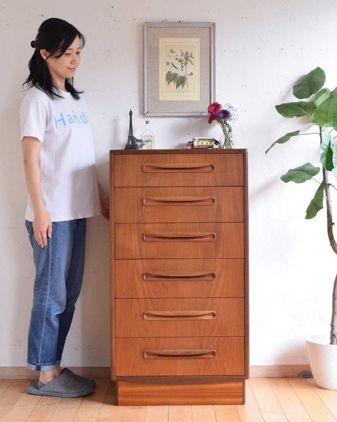 G-PLAN(Gプラン)　アンティーク家具　G-PLANのヴィンテージ家具、シンプルモダンな６段チェスト。スッキリとしたカッコよさが魅力北欧スタイルのチェストは、やっぱり見た目がカッコいい！シンプルなのでどんなお部屋にも似合います。(k-2130-f)