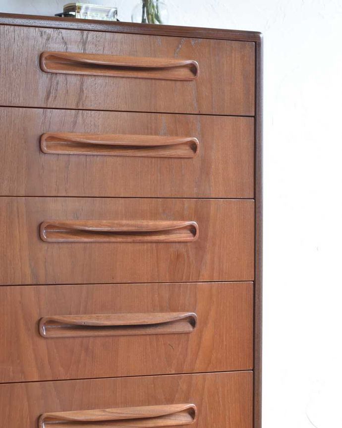 G-PLAN(Gプラン)　アンティーク家具　G-PLANのヴィンテージ家具、シンプルモダンな６段チェスト。見えない所もこだわっていますヴィンテージの家具は年代が若いので簡単な修復だけでも使えちゃうんだけれど、長く使って頂けるように、見えない部分もしっかりこだわって修復しています。(k-2130-f)