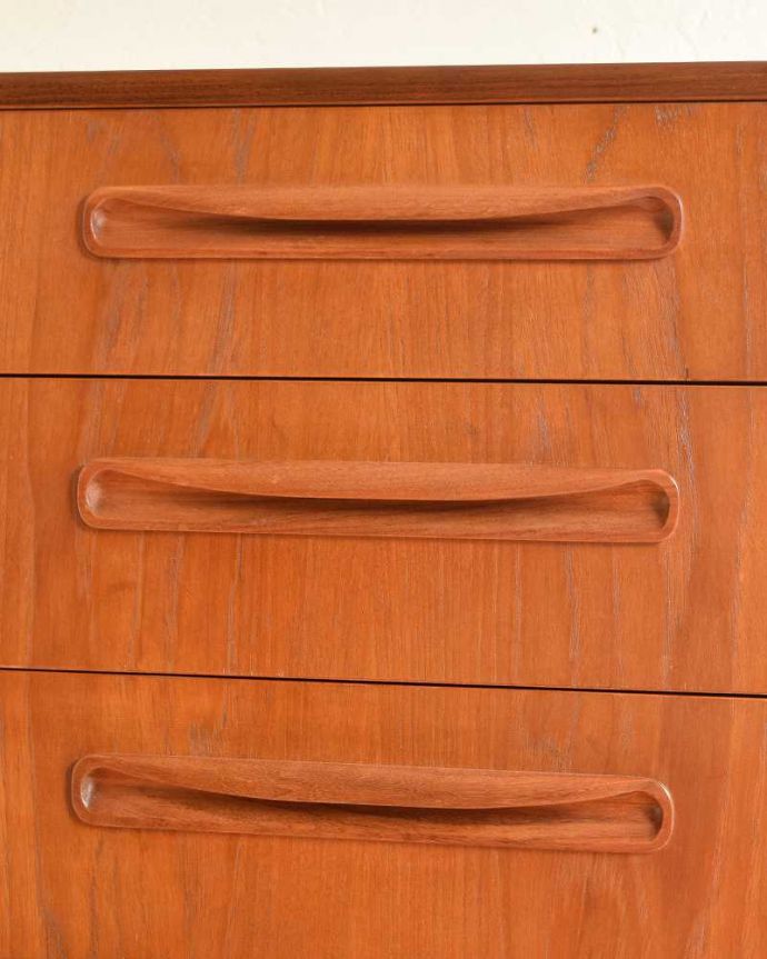 G-PLAN(Gプラン)　アンティーク家具　G-PLANのヴィンテージ家具、シンプルモダンな６段チェスト。カッコいい取っ手もデザインの一部デザインの一部になっているカッコいい取っ手。(k-2130-f)