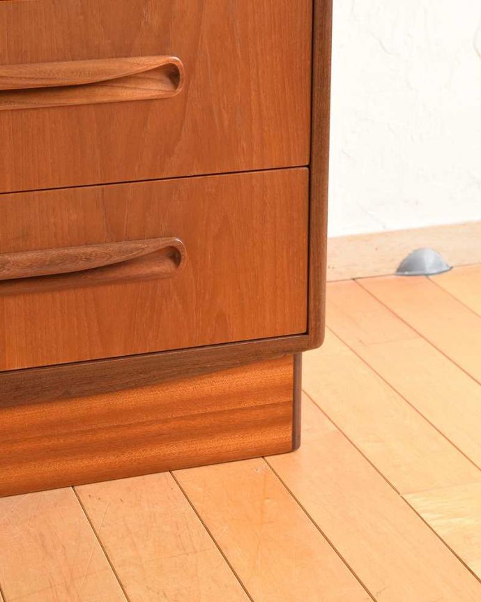 G-PLAN(Gプラン)　アンティーク家具　G-PLANのヴィンテージ家具、シンプルモダンな６段チェスト。女性1人でラクラク運べちゃう仕掛けHandleのアンティークは、脚の裏にフェルトキーパーをお付けしています。(k-2130-f)