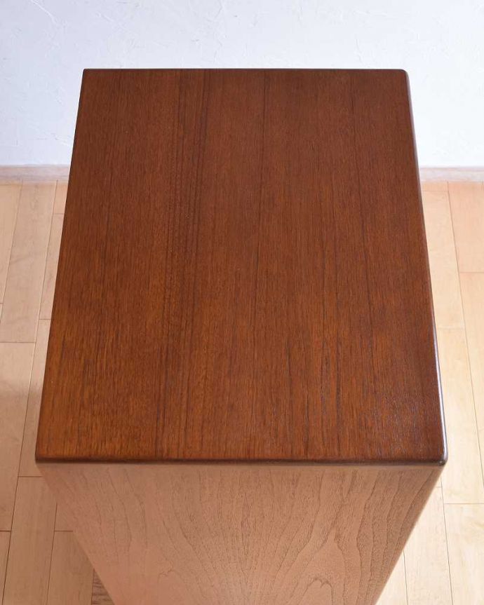 G-PLAN(Gプラン)　アンティーク家具　G-PLANのヴィンテージ家具、シンプルモダンな６段チェスト。上から見ると･･･天板はこんな感じです。(k-2130-f)