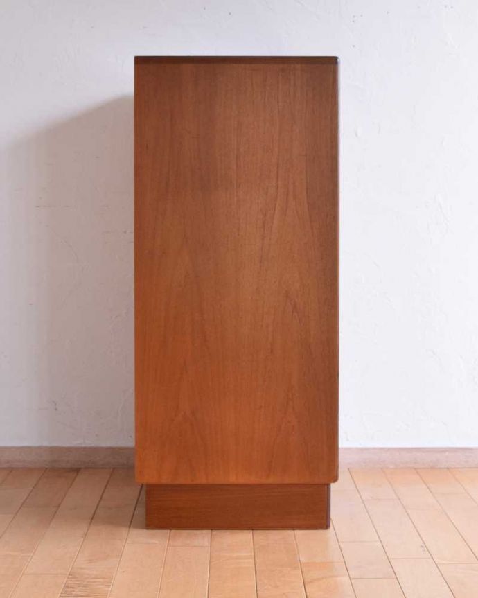 G-PLAN(Gプラン)　アンティーク家具　G-PLANのヴィンテージ家具、シンプルモダンな６段チェスト。横から見てもスッキリシンプルだからこそ、どこから見てもカッコいいようにしっかりお直ししました。(k-2130-f)